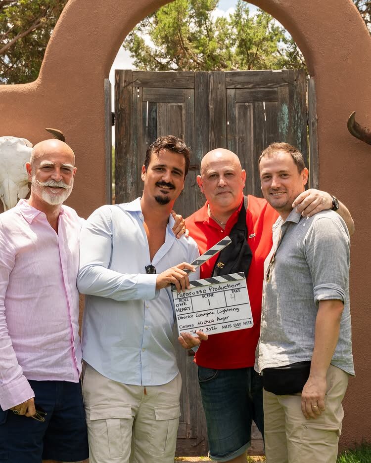 Sul set del docufilm ONEHEART: Nicola Paparusso, Axel Paparusso, Fabio e Federico con il ciak di Paparusso Productions.